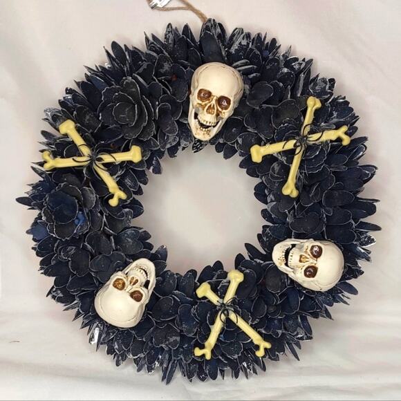 Halloween Wreath Skulls  Crossbones Gothic Black Wood Chip Door or Wall - Picture 1 of 11